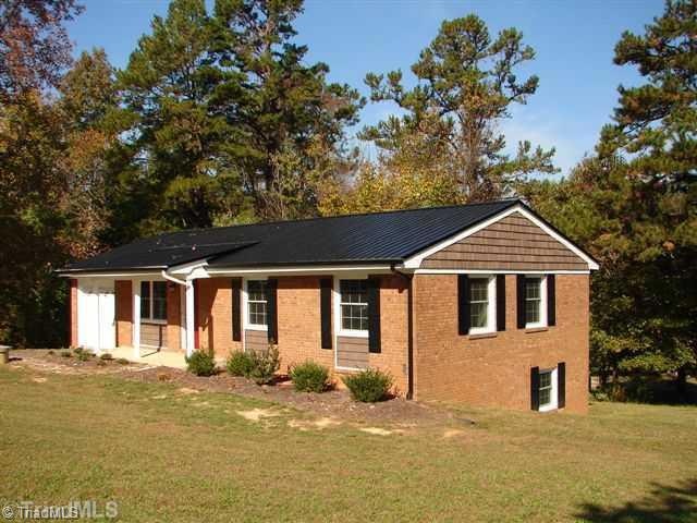 1585 Cliffwood Dr, Asheboro, NC 27205 - photo 1