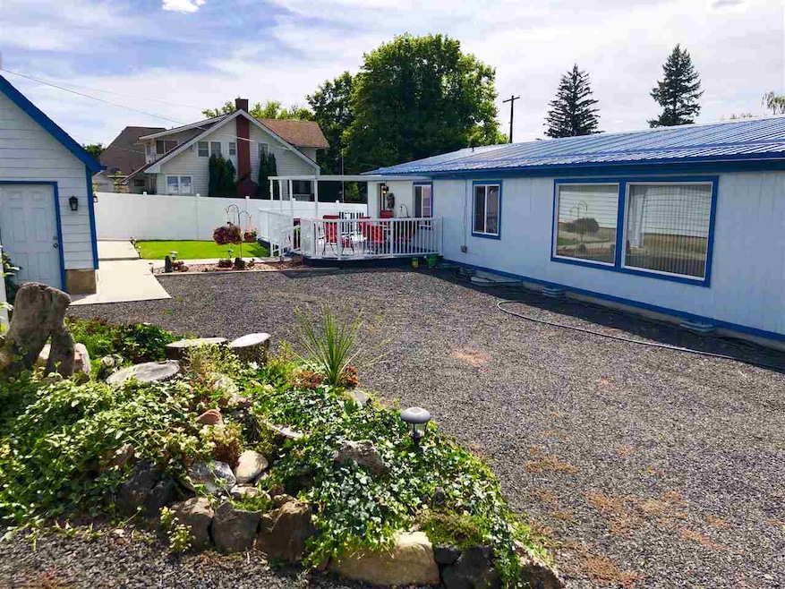 141 S Broadway St, Tekoa, WA 99033 - photo 1