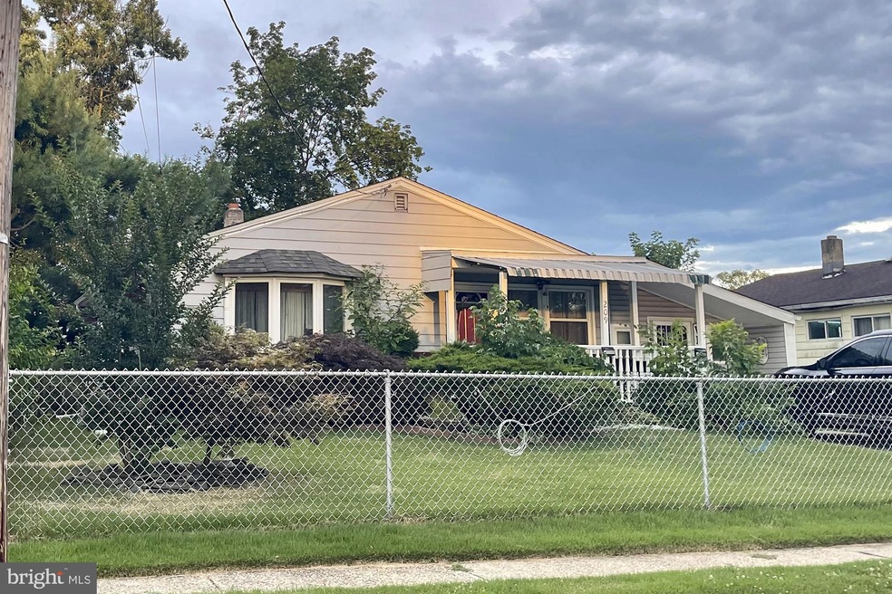 209 Robin Ln, Mount Holly, NJ 08060 - photo 1