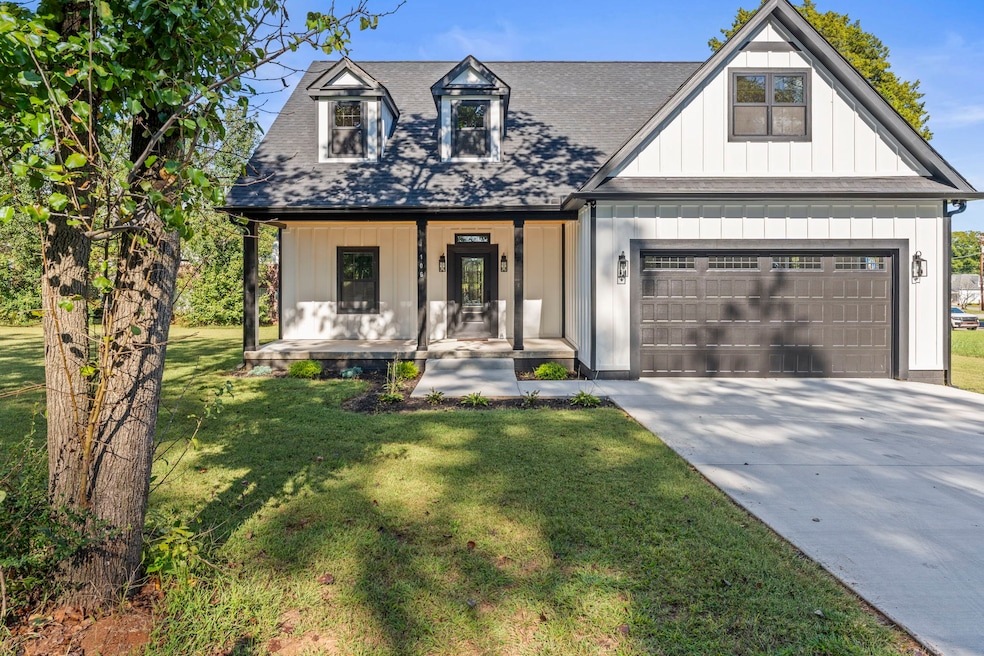 106 5th Ave N, Decherd, TN 37324 - photo 1