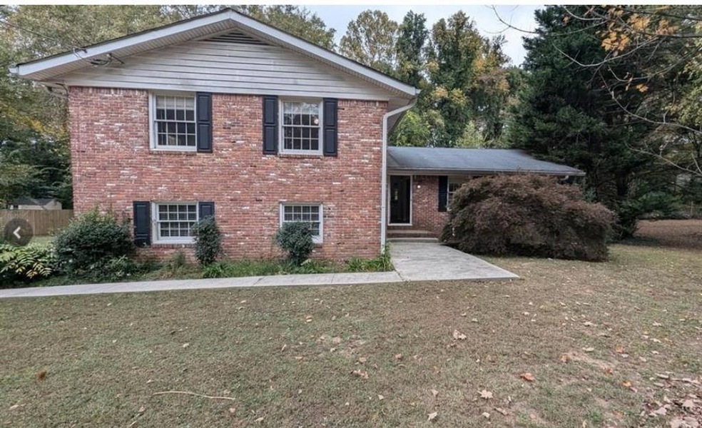 View of front of property featuring a front yard