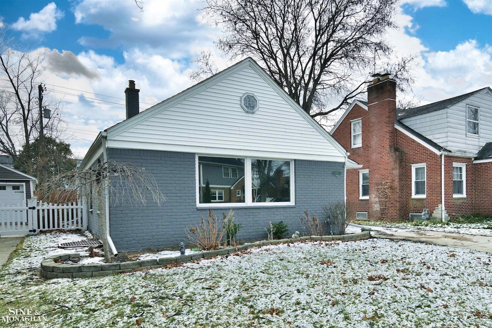 1641 Hampton Rd, Grosse Pointe Woods, MI 48236 - photo 1