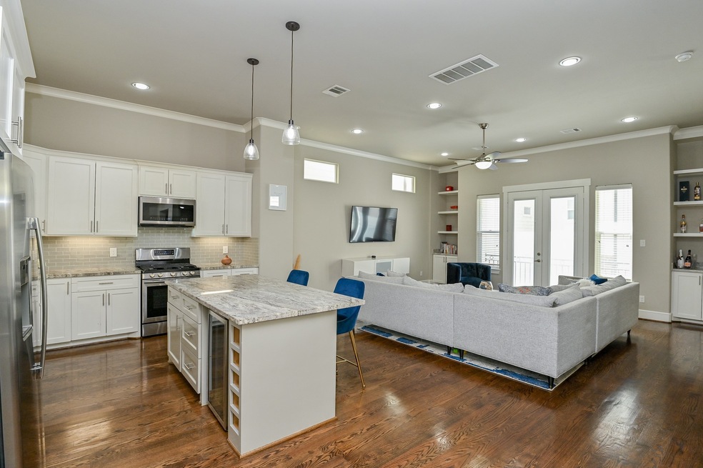 876 Wakefield Dr unit B, Houston, TX 77018 - photo 1