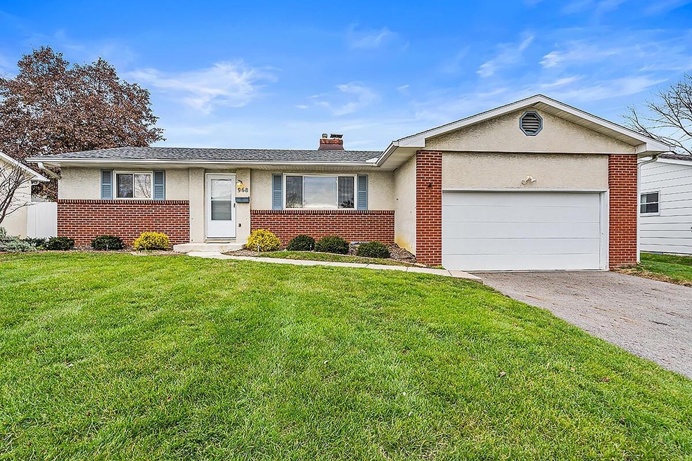 968 Kenwood Ln Columbus, OH 43220-004