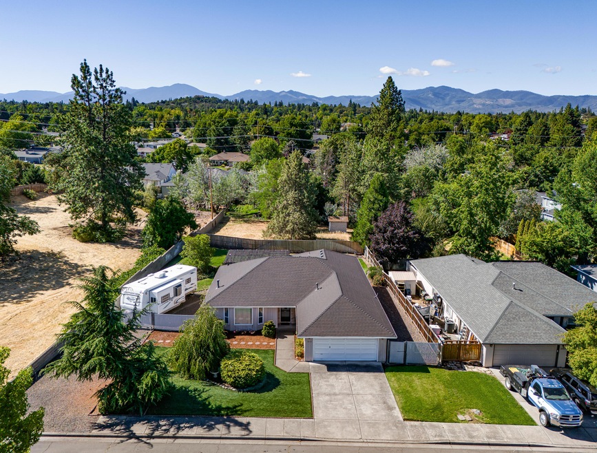 1833 Canyon Ave, Medford, OR 97504 - photo 1