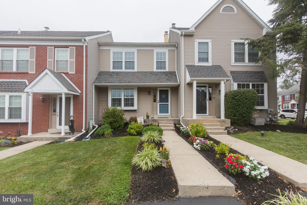 817 Treetop Ln, Norristown, PA 19403 - photo 1