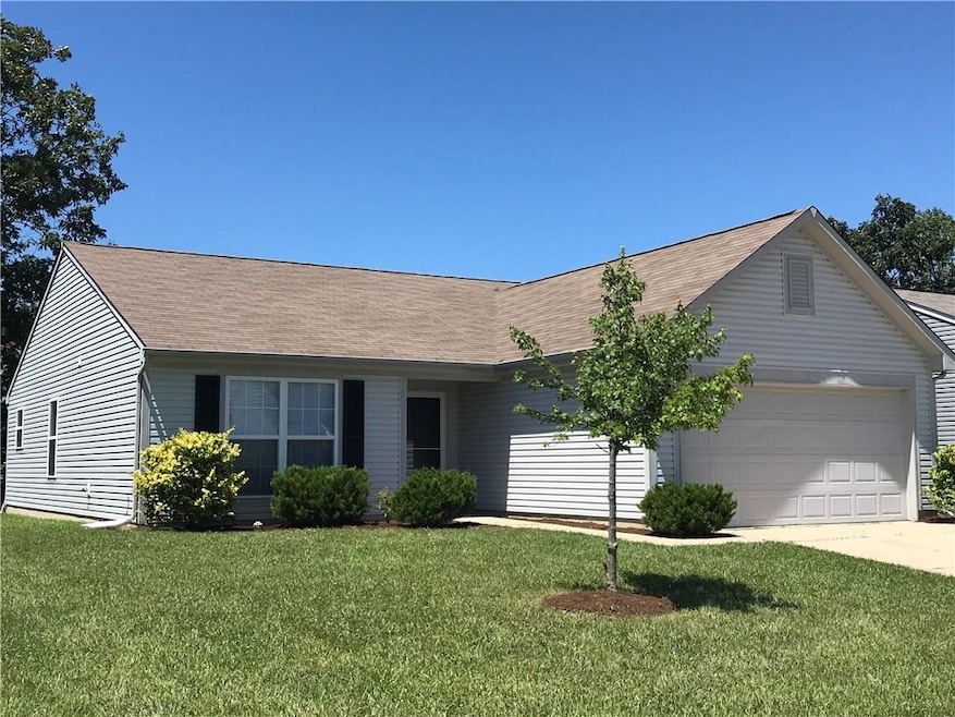 3106 Limber Pine Dr, Whiteland, IN 46184 - photo 1