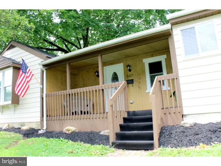 547 W Lawn Ave, Reading, PA 19609 - photo 1