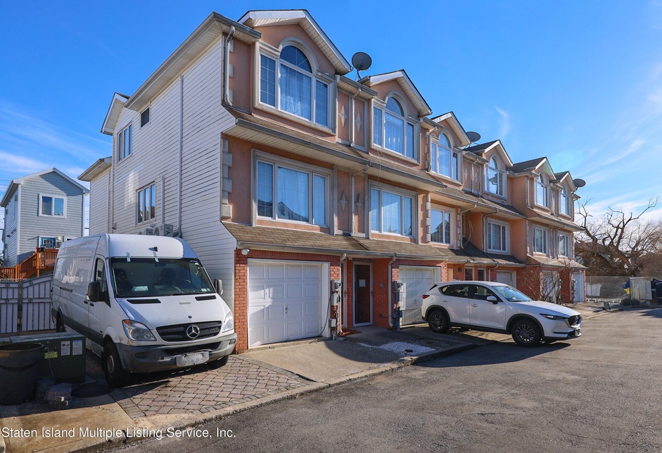 135 Alex Cir, Staten Island, NY 10305 - photo 1