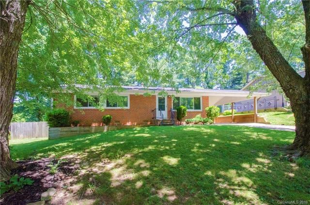 Charming Rancher in Parkway Forest, ready for a ne