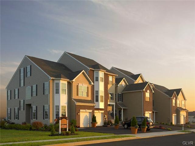 5348 Spring Ridge Dr E, Macungie, PA 18062 - photo 1