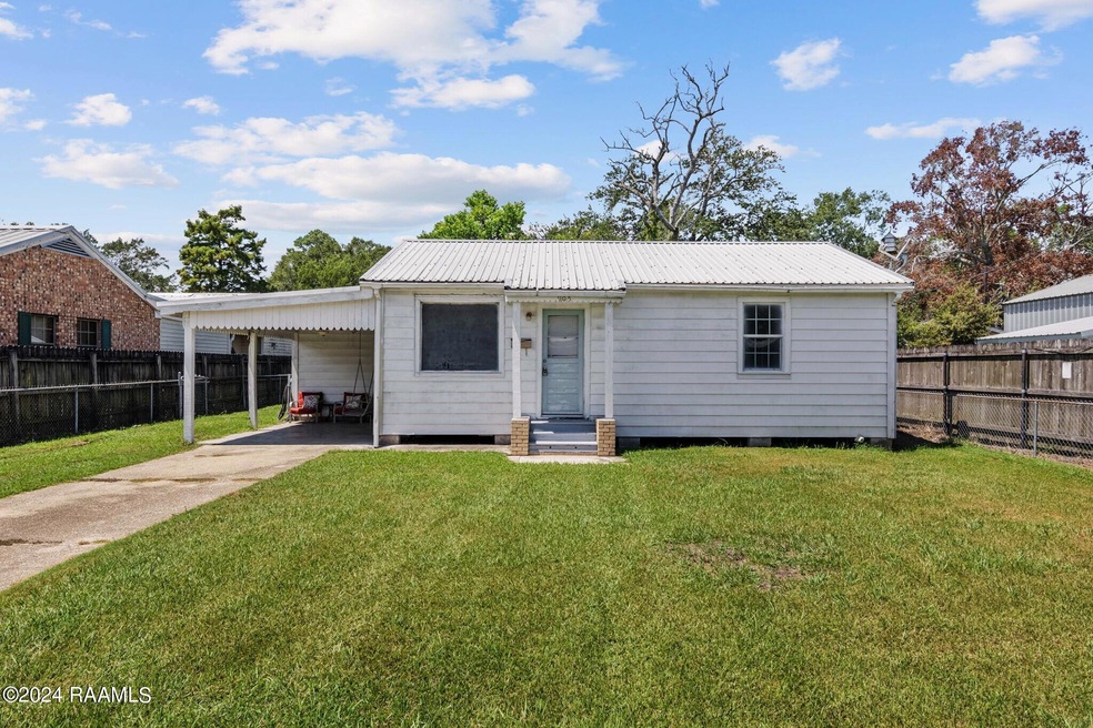 905 St Charles 1