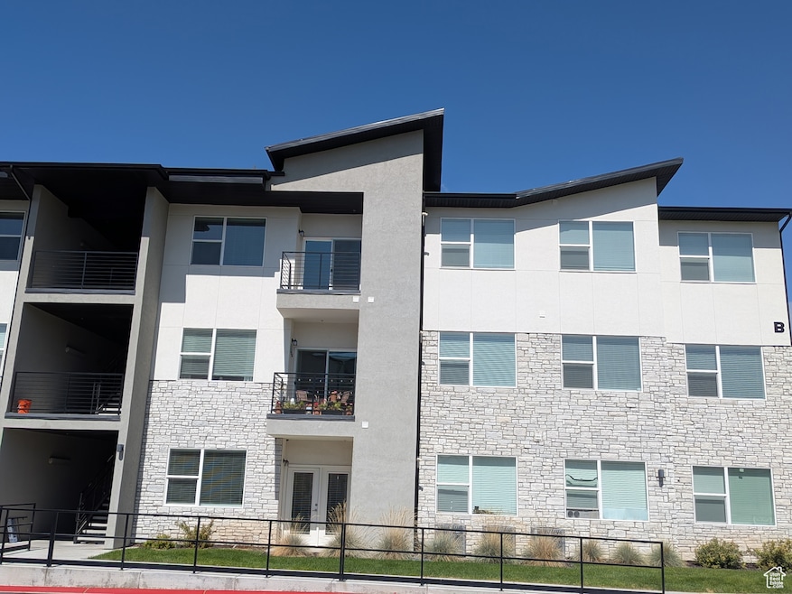 View of apartment building / complex