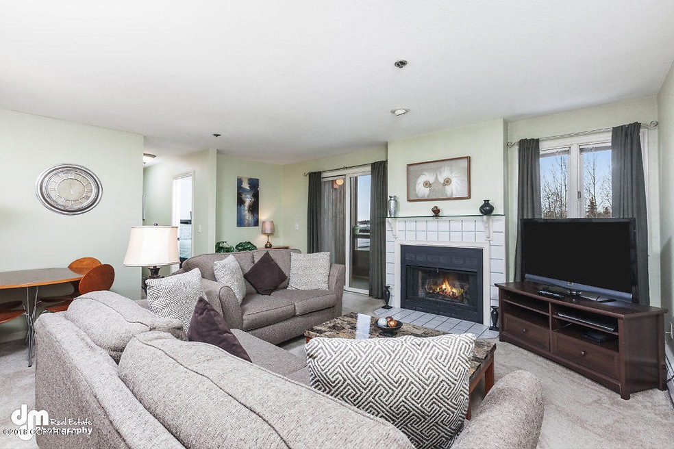 Living Room W/fireplace
