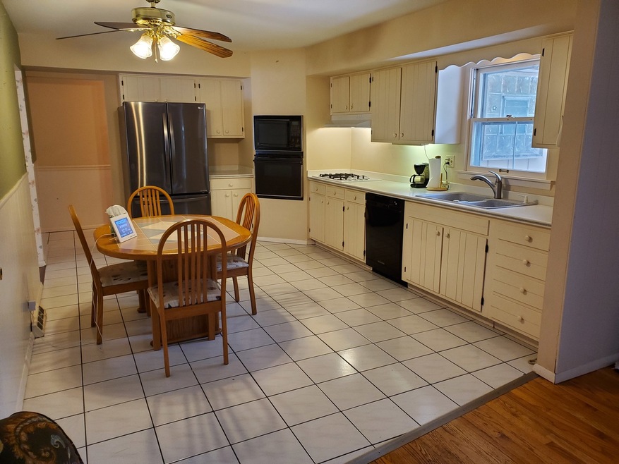 28W497 Douglas Rd unit 3, Naperville, IL 60564 - photo 1