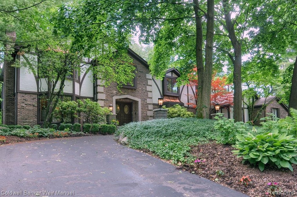 257 Chestnut Cir, Bloomfield Hills, MI 48304 - photo 1