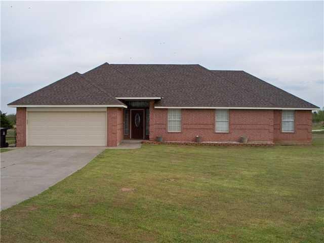 201 Gunnar Ln, McLoud, OK 74851 - photo 1