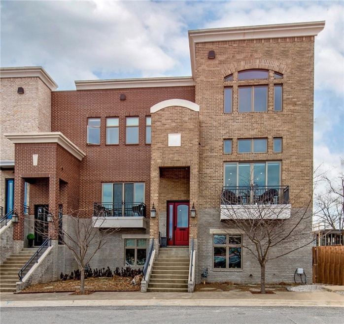 Welcome to this spectacular townhome!