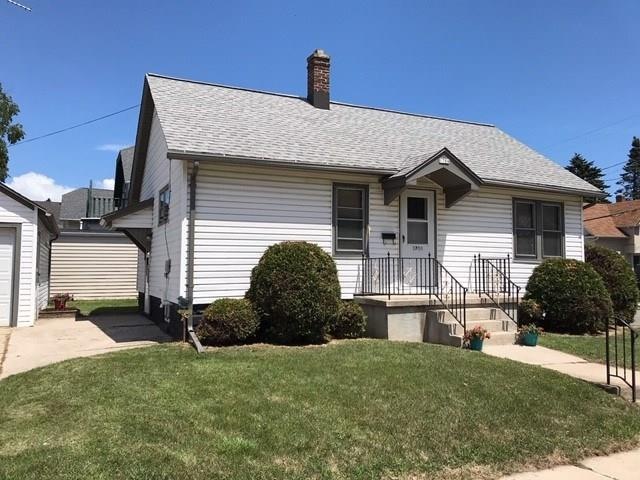 maintenance-free exterior, newer roof, 1.5car gara