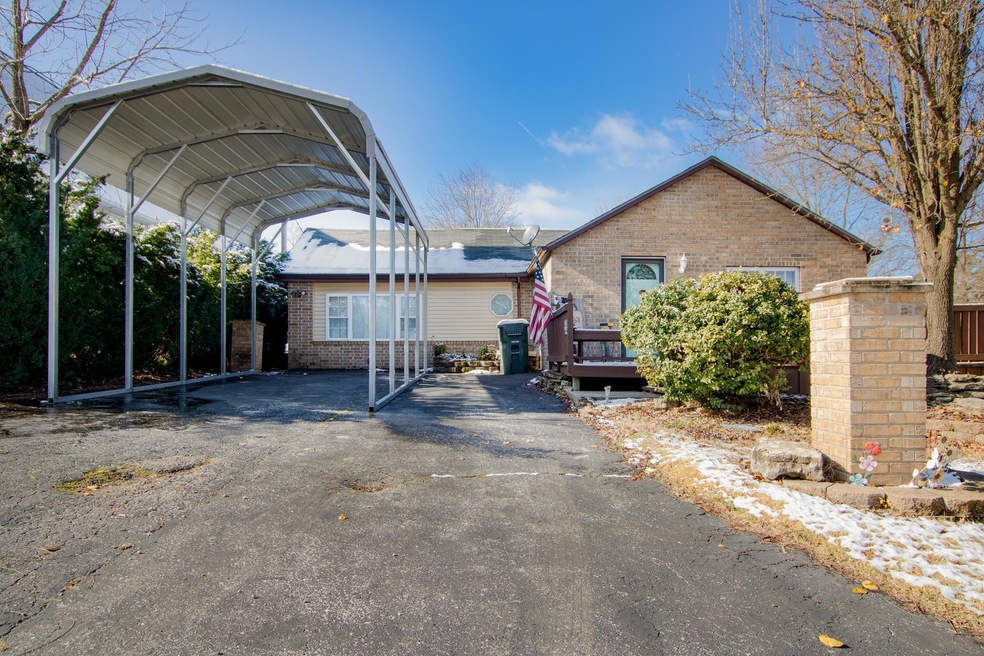 211 N Maple St-27