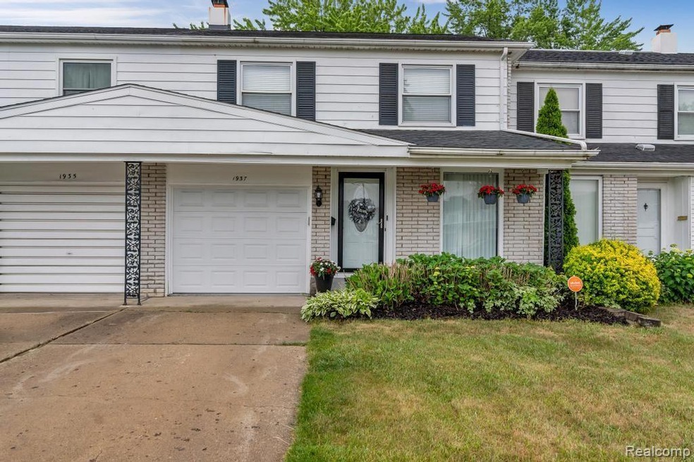 1937 Laurel Oak Dr, Flint, MI 48507 - photo 1