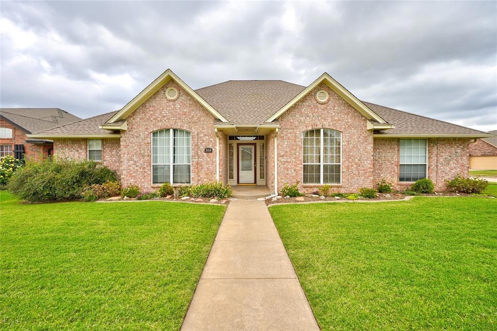 304 N Geronimo Way, Mustang, OK 73064 - photo 1