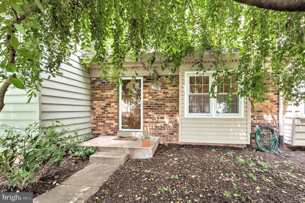 708 Hemlock Ct, Herndon, VA 20170 - photo 1