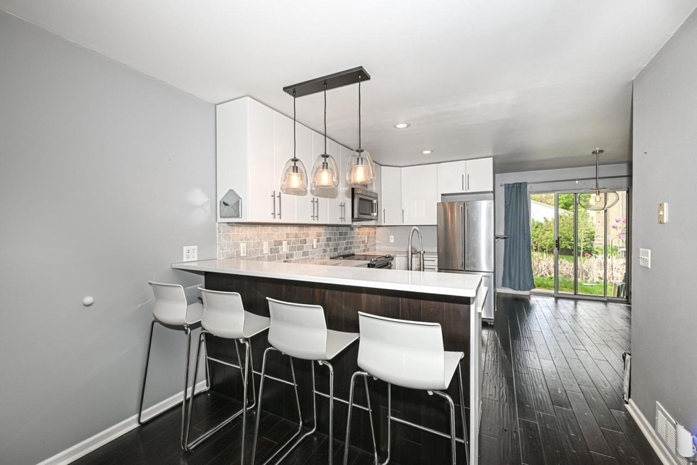 Updated kitchen w SS appl