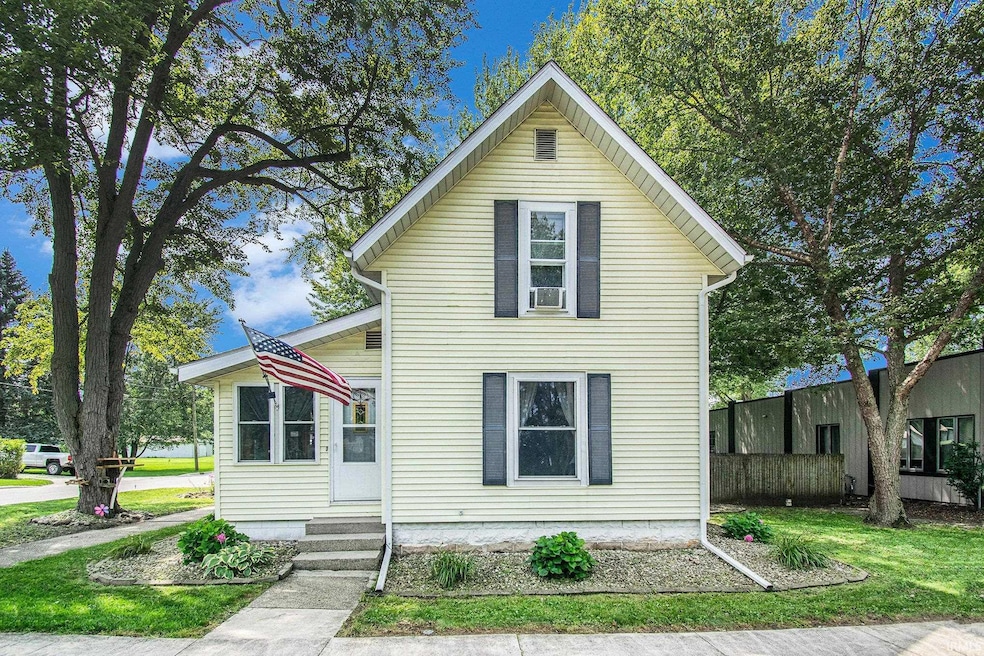 317 E Waterford St, Wakarusa, IN 46573 - photo 1