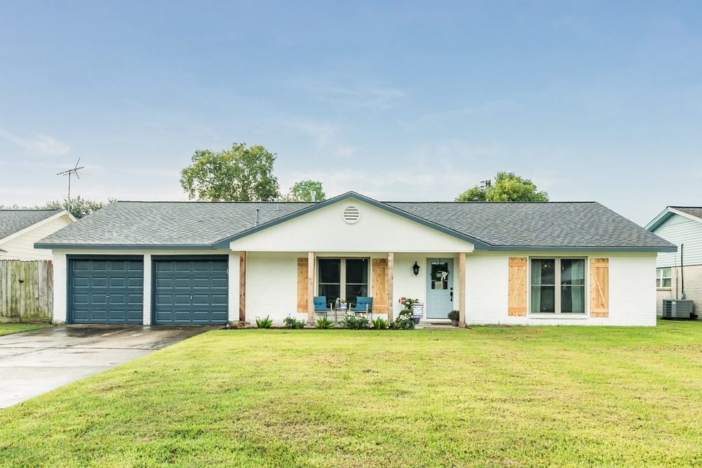 316 Hurstgreen Ln, Alvin, TX 77511 - photo 1