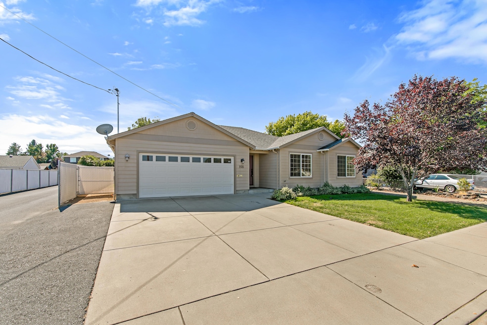 816 Ash St, Central Point, OR 97502 - photo 1