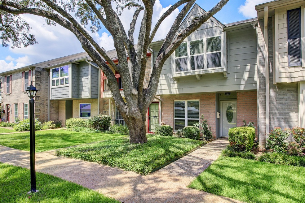 10229 Longmont Dr unit 34, Houston, TX 77042 - photo 1