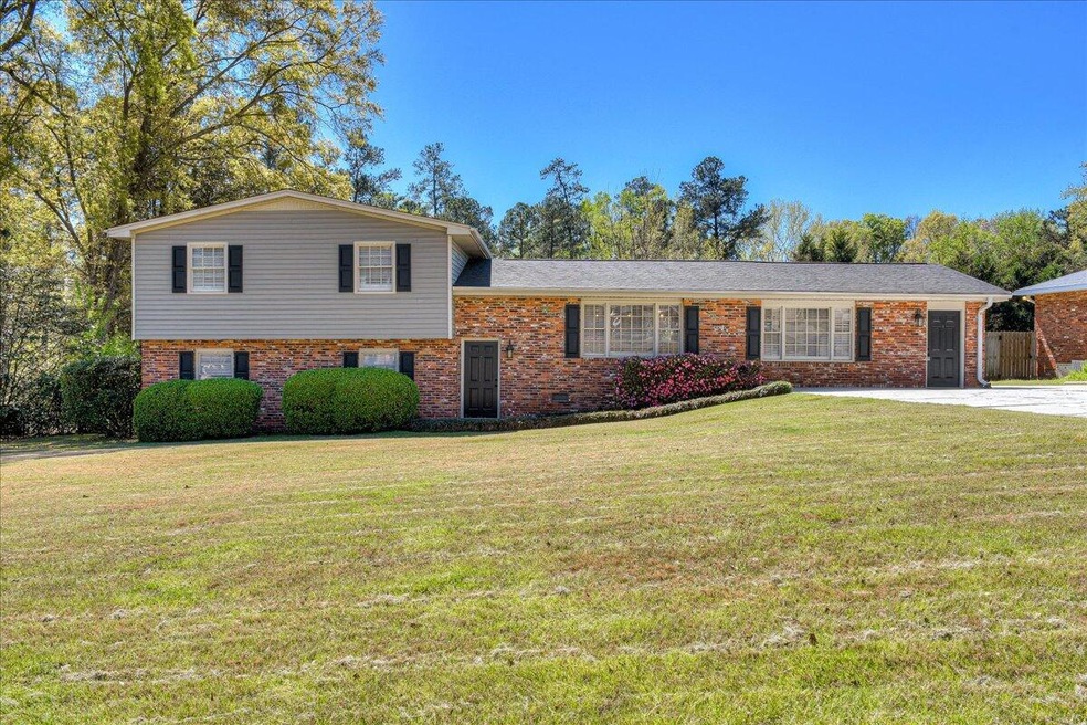2404 Camelot Dr