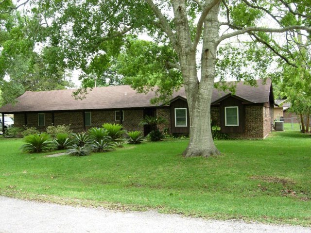 21 Nueces St, Bay City, TX 77414 - photo 1