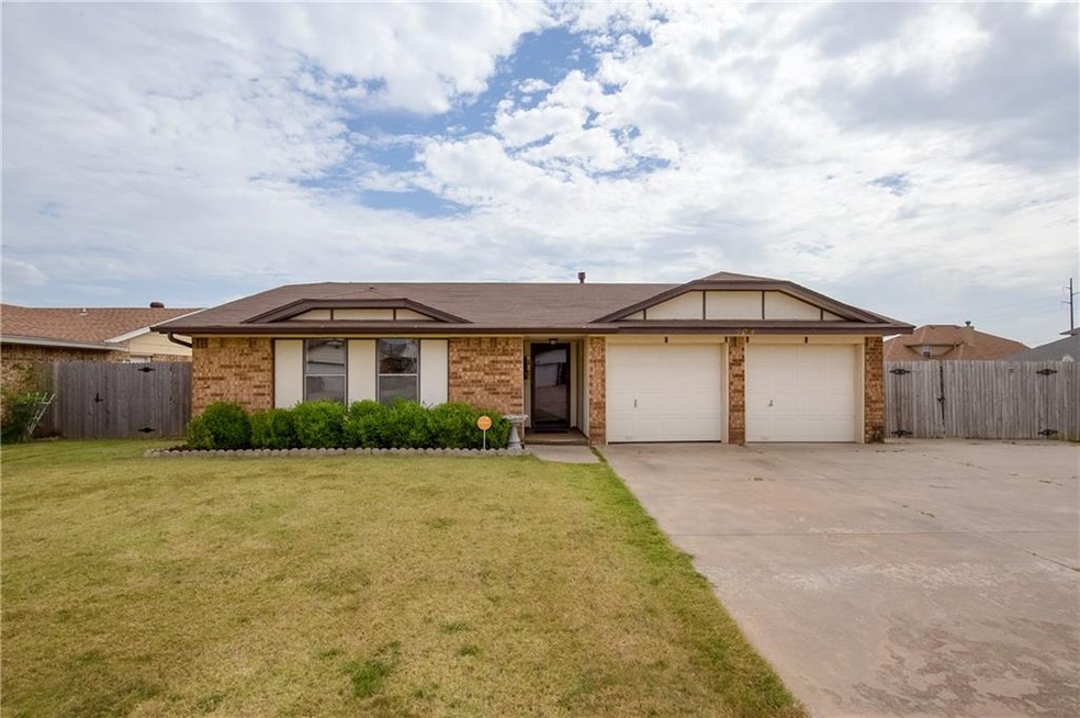 904 NE 24th St, Moore, OK 73160 - photo 1