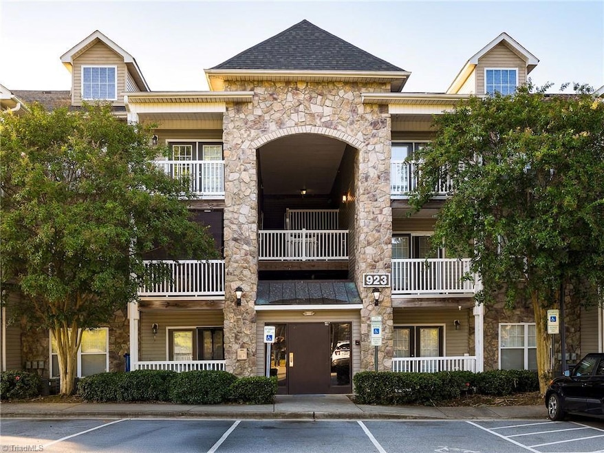 923 Windcastle Ln unit 311, Winston Salem, NC 27105 - photo 1