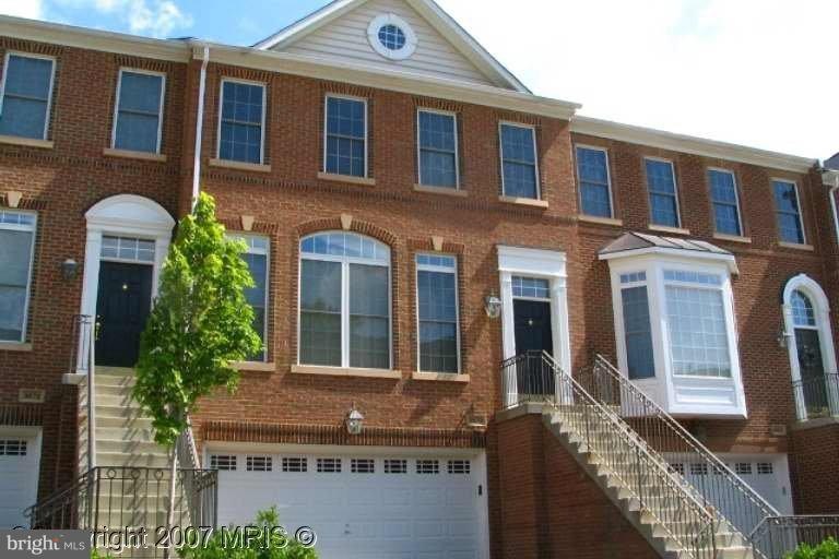 9970 Cyrandall Dr, Oakton, VA 22124 - photo 1