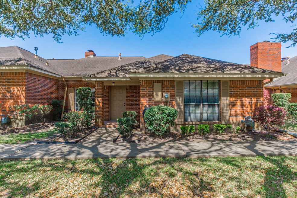205 Skyview Terrace unit 702, Friendswood, TX 77546 - photo 1