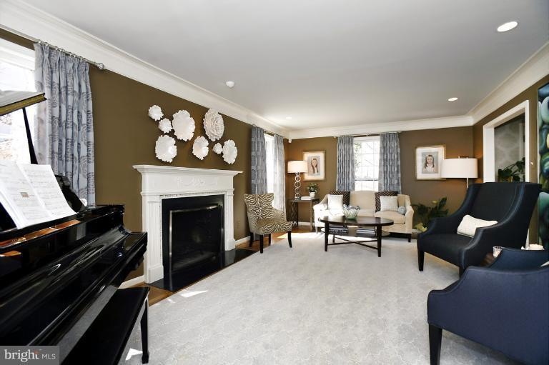 8101 Horseshoe Ln, Potomac, MD 20854 - photo 1