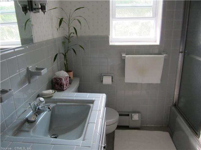 111 Shadow Ln unit B, West Hartford, CT 06110 - photo 1