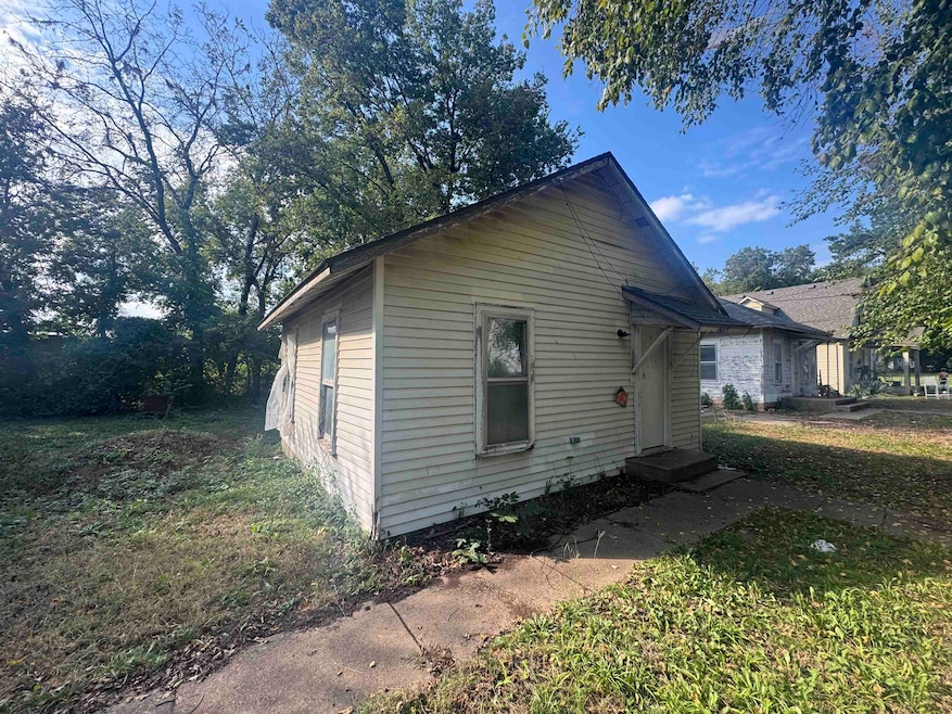 1603 Mansfield St, Winfield, KS 67156 - photo 1