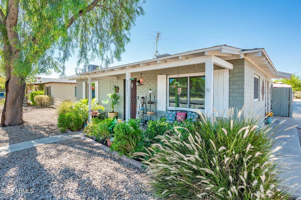 2221 W Mitchell Dr, Phoenix, AZ 85015 - photo 1