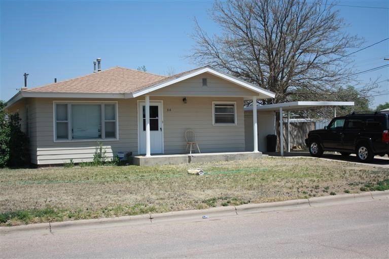 314 W 4th St, Hugoton, KS 67951 - photo 1