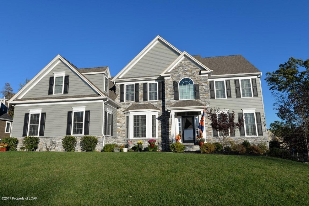 1045 Manor Dr, Mountain Top, PA 18707 - photo 1