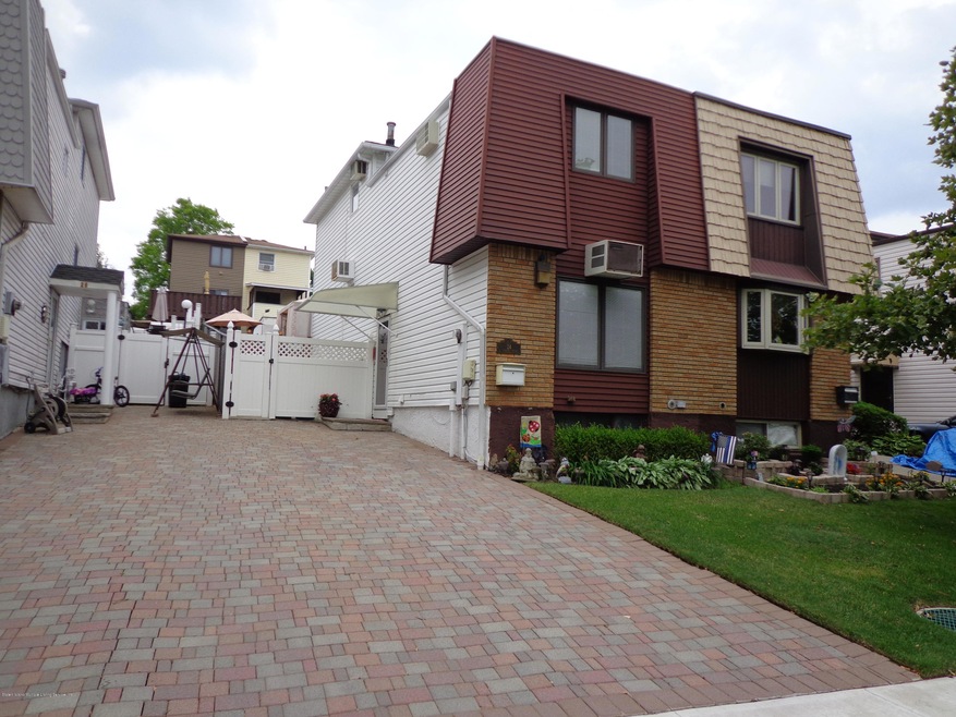 24 E Reading Ave, Staten Island, NY 10308 - photo 1