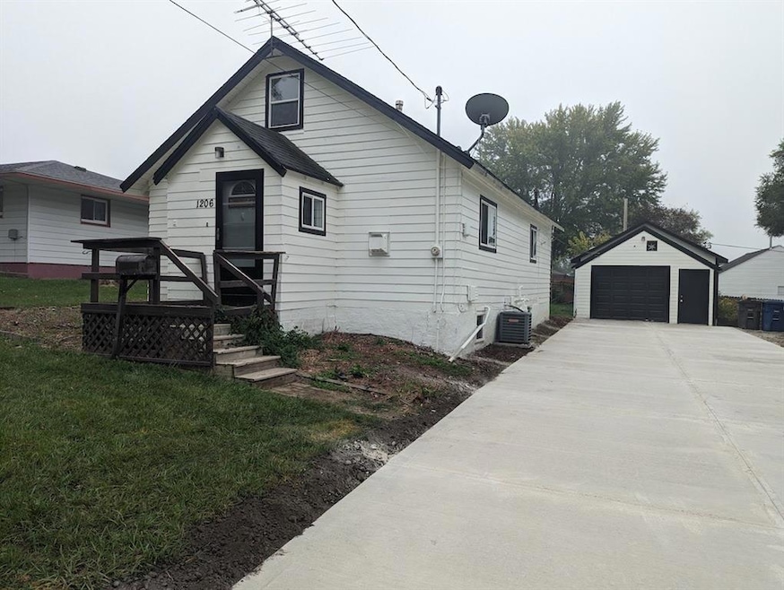 1206 Bundy St, Des Moines, IA 50315 - photo 1