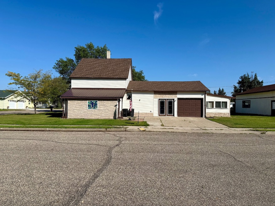 121 S 9th St, Wishek, ND 58495 - photo 1