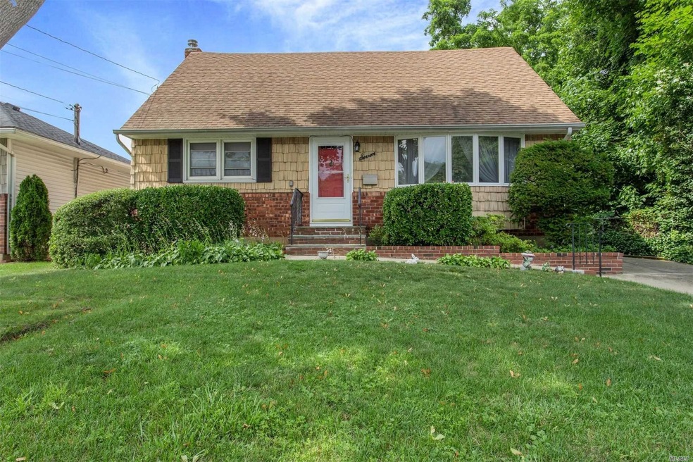 7 Trezza Ct, Bellmore, NY 11710 - photo 1