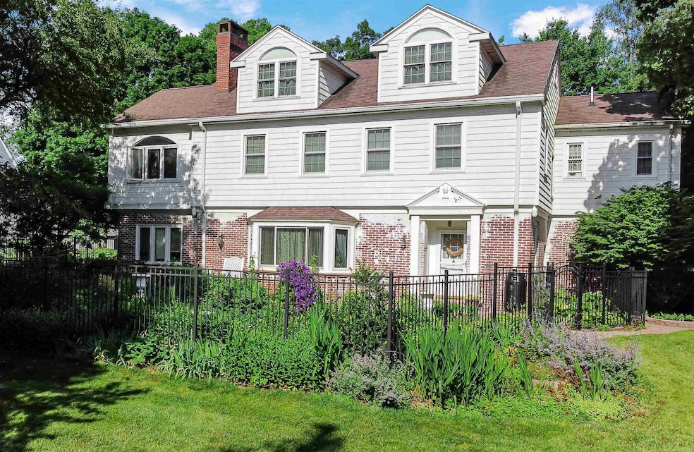Coming Soon $994,000 • Co-Listing Agent