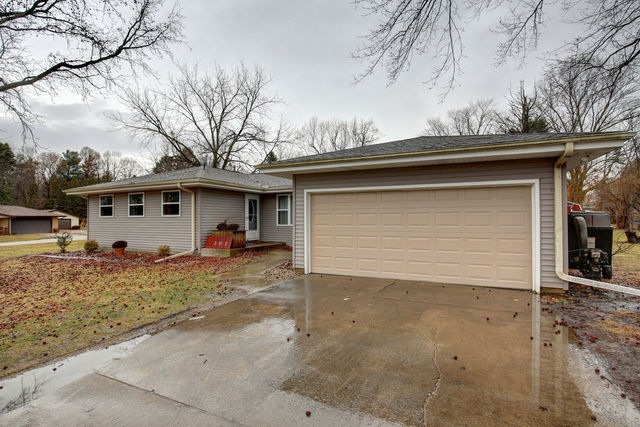 302 Pershing Ct E, Philo, IL 61864 - photo 1